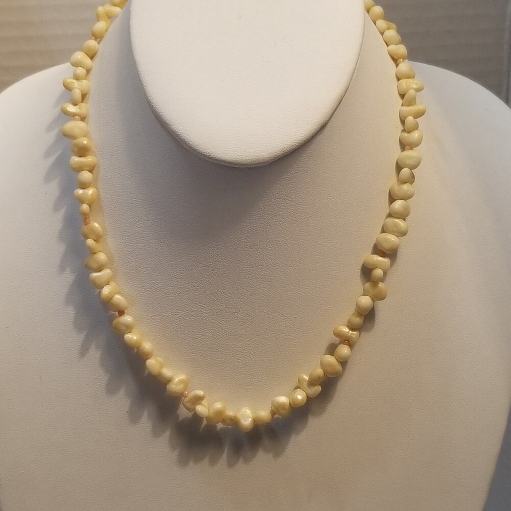 Vintage light weight faux cream coral bead 16 inch neckilace